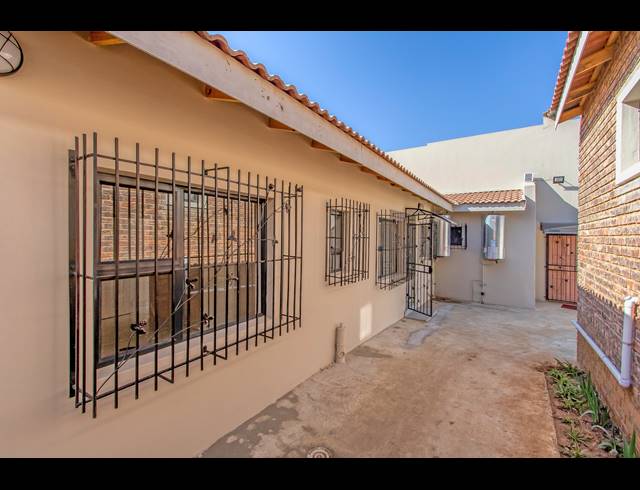 2 BEDROOM FREESTANDING TO LET IN MARLBORO GARDENS